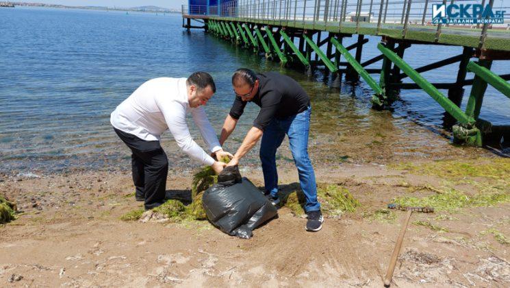 Почистване на плажа в парк "Росенец"