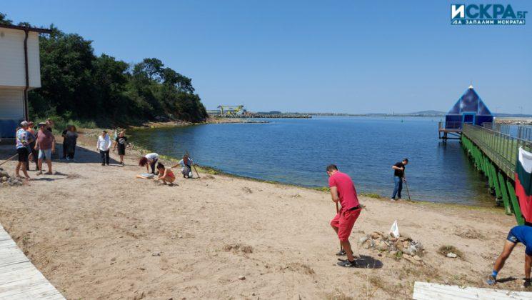 Почистване на плажа в парк "Росенец"