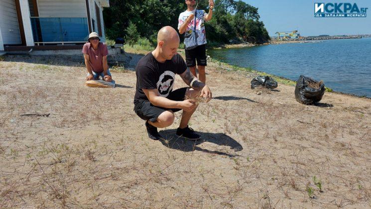 Почистване на плажа в парк "Росенец"