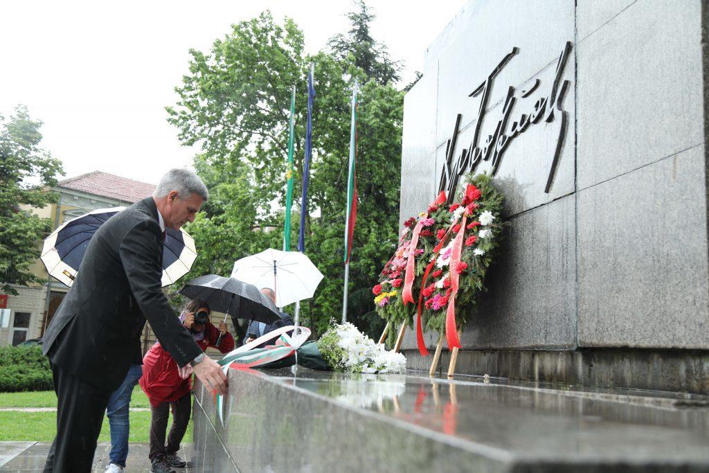 Служебният премиер отдаде почит на подвига на Христо Ботев във Враца