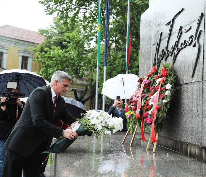 Служебният премиер отдаде почит на подвига на Христо Ботев във Враца