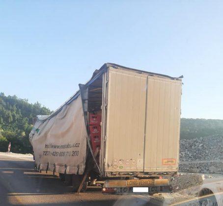 Тир разпиля каси с бирени шишета