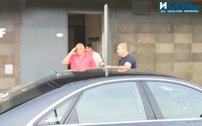 Бойко Борисов излиза през задния изход