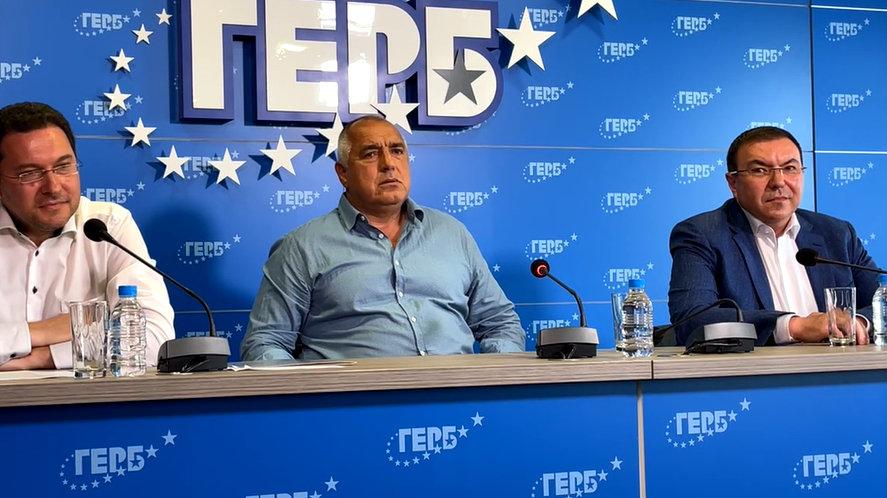 коментира в публикация във Facebook че решението на Бойко Борисов