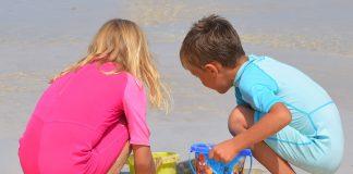 Деца на море