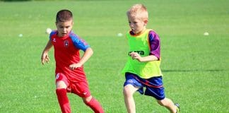 Деца спортуват