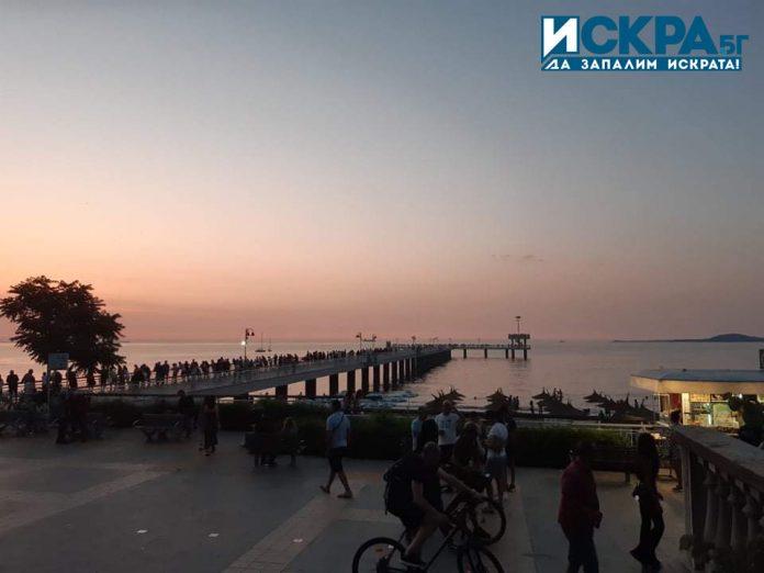 Посрещане на изгрева от моста в Бургас