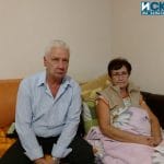 Пострадалата Елена с мъжа си