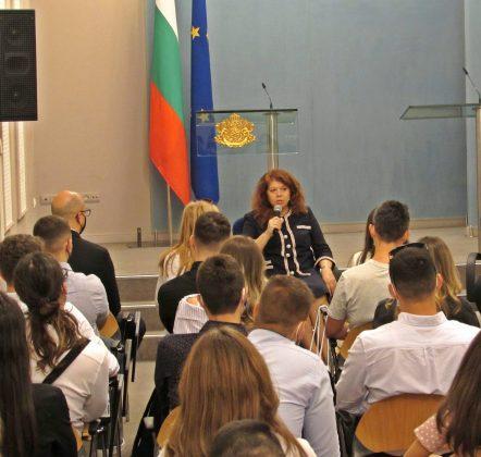 Вицепрезидентът разговаря с младежи, участващи във форум на Българското училище за политика