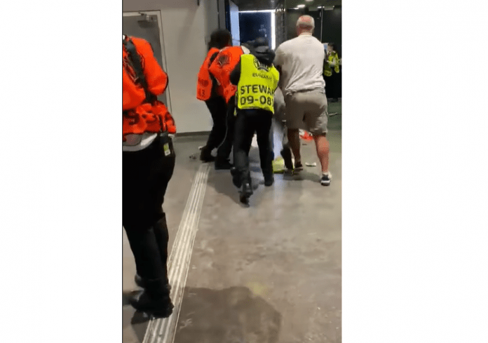 Английски фенове се сбиха помежду си около "Уембли"