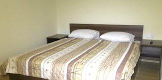 Легло в стаята в сградата на Автомагистрали