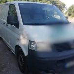 Микробус, превозващ мигранти