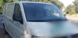 Микробус, превозващ мигранти