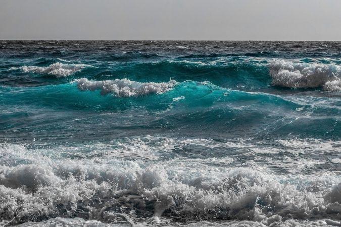 2 деца са пострадали след скок в морето от вълнолома