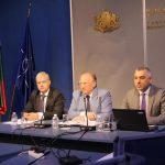 Председател на Работна група "Избори" Иван Кондов, министър на външните работи Светлан Стоев и заместник-председател на Работна група "Избори" Калин Анастасов. Снимка: МВнР