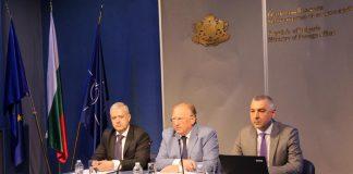 Председател на Работна група "Избори" Иван Кондов, министър на външните работи Светлан Стоев и заместник-председател на Работна група "Избори" Калин Анастасов. Снимка: МВнР