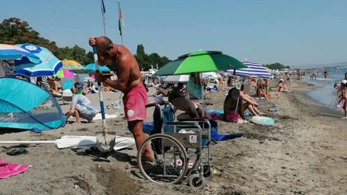 Спасител на плажа в Бургас