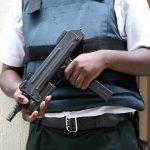 Въоръжен мъж