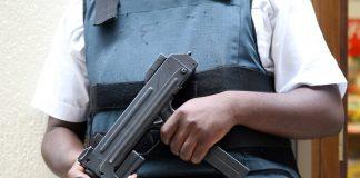 Въоръжен мъж