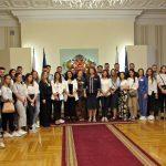 Вицепрезидентът разговаря с младежи, участващи във форум на Българското училище за политика