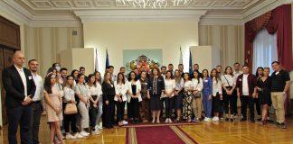 Вицепрезидентът разговаря с младежи, участващи във форум на Българското училище за политика