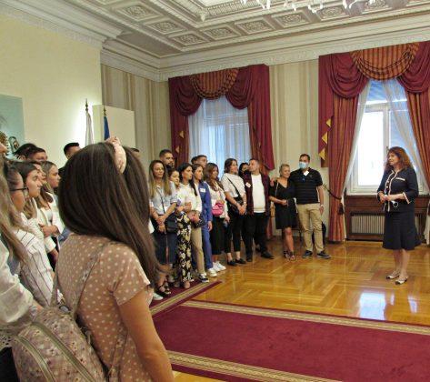 Вицепрезидентът разговаря с младежи, участващи във форум на Българското училище за политика