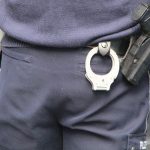 Белезници, полиицай