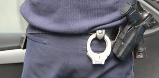 Белезници, полиицай