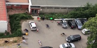 Боксьори тренират на паркинг