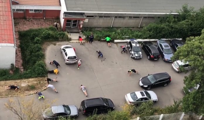 Боксьори тренират на паркинг