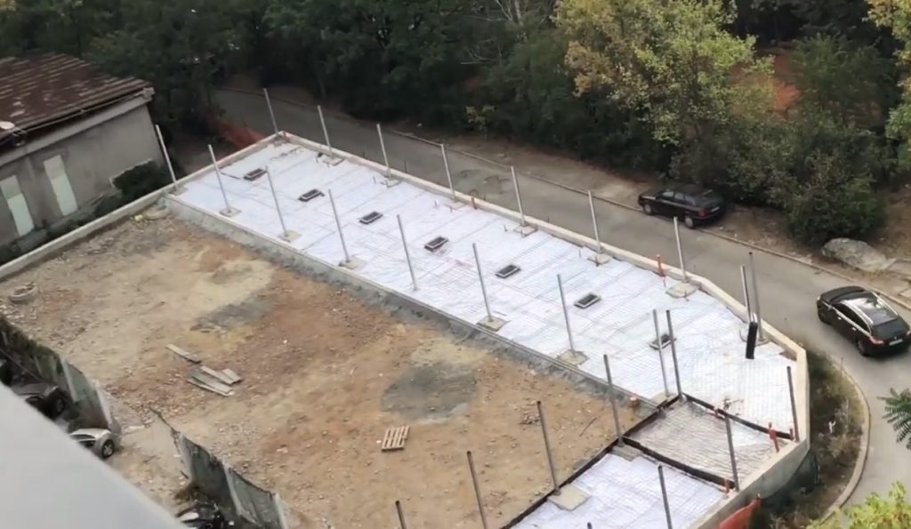 Боксьори тренират на паркинг