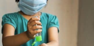 Дете с маска