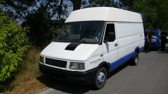 Камион на каналджия