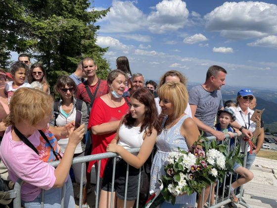 Мая Манолова