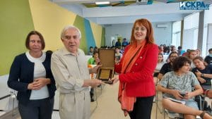 Теодосий Теодосиев с почетния плакет