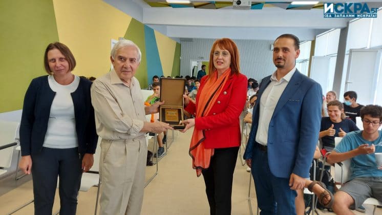 Теодосий Теодосиев с почетния плакет