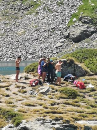 Туристи се къпят в "Окото"