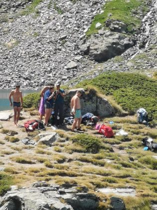 Туристи се къпят в "Окото"