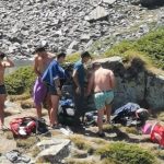 Туристи се къпят в "Окото"