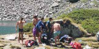 Туристи се къпят в "Окото"