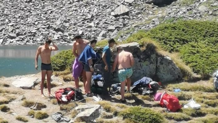 Туристи се къпят в "Окото"