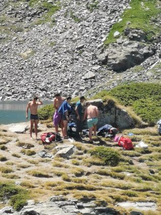 Туристи се къпят в "Окото"