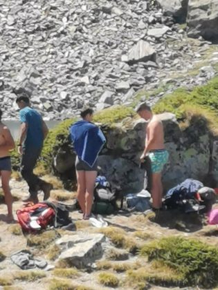 Туристи се къпят в "Окото"