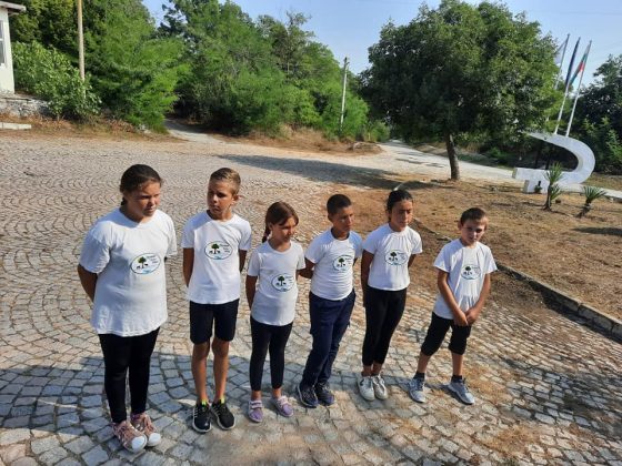 Деца рецитират