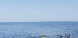 Тръба, през която изтичат отпадни води край Синеморец