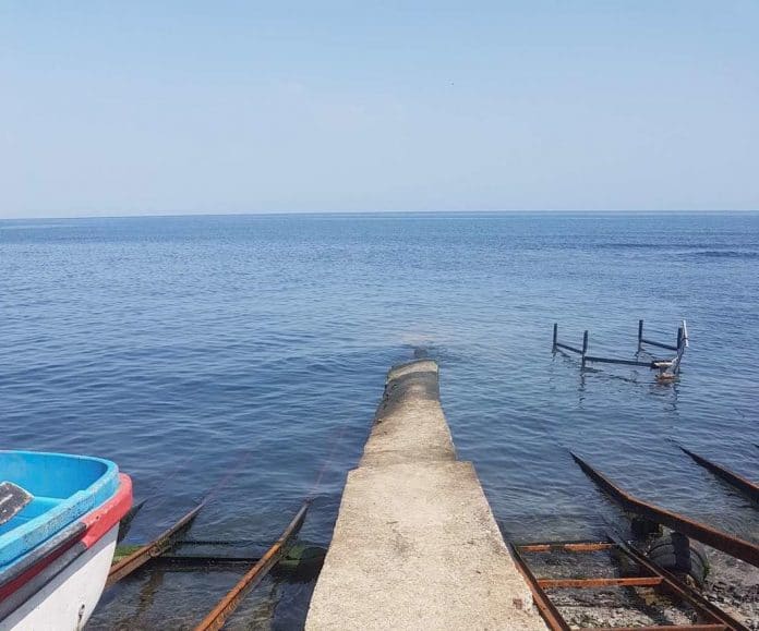 Тръба, през която изтичат отпадни води край Синеморец