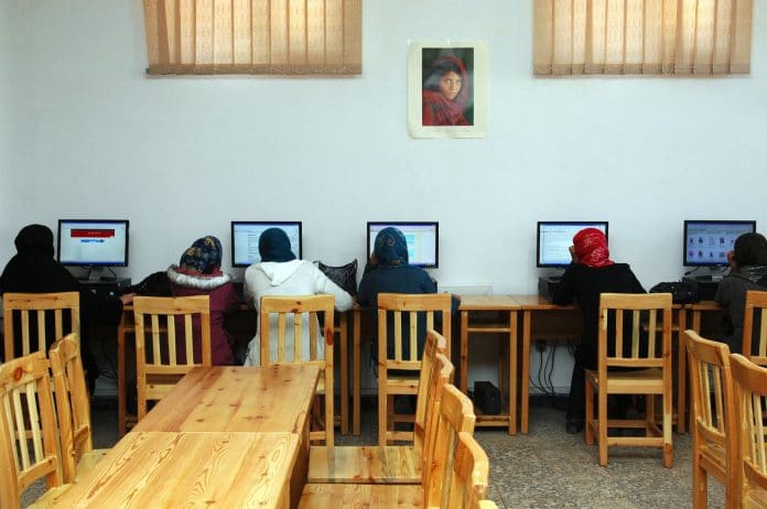 Афганистан жени образование