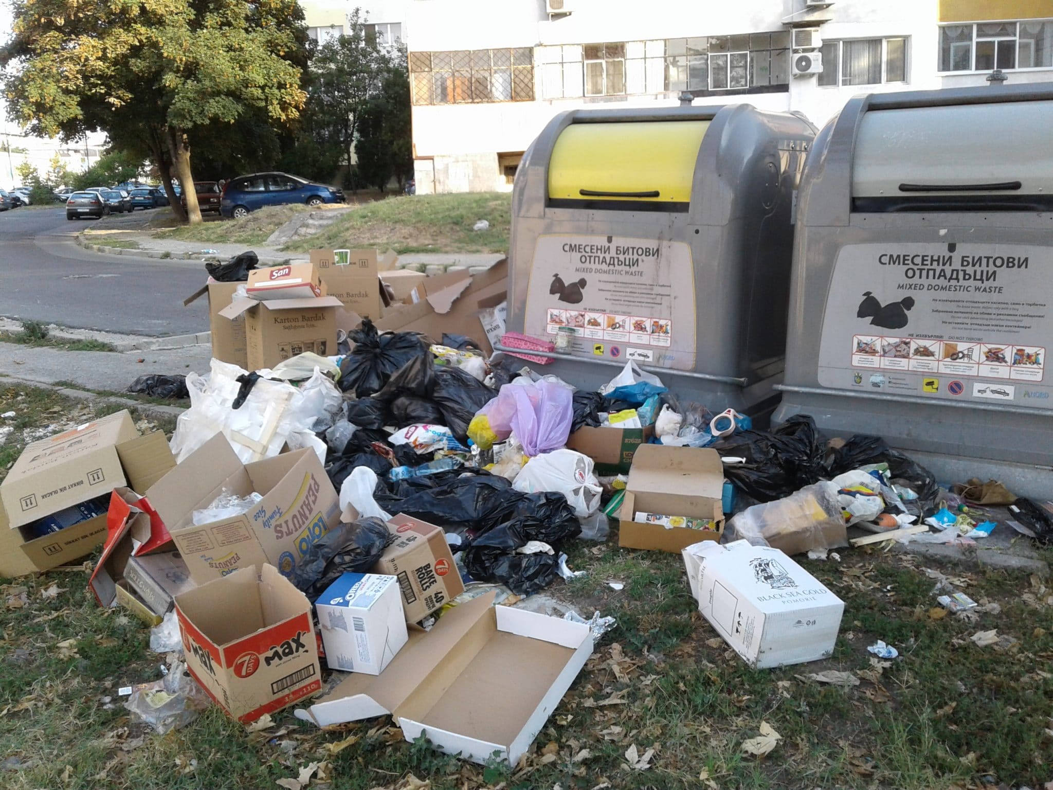 Купища боклуци, изхвърлени от магазини и заведения, са оставени до