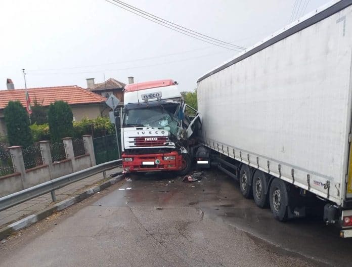 Катастрофа между влак и камион в Смирненски