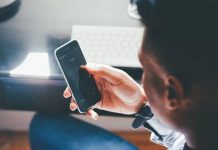 Мъж, интернет, телефон